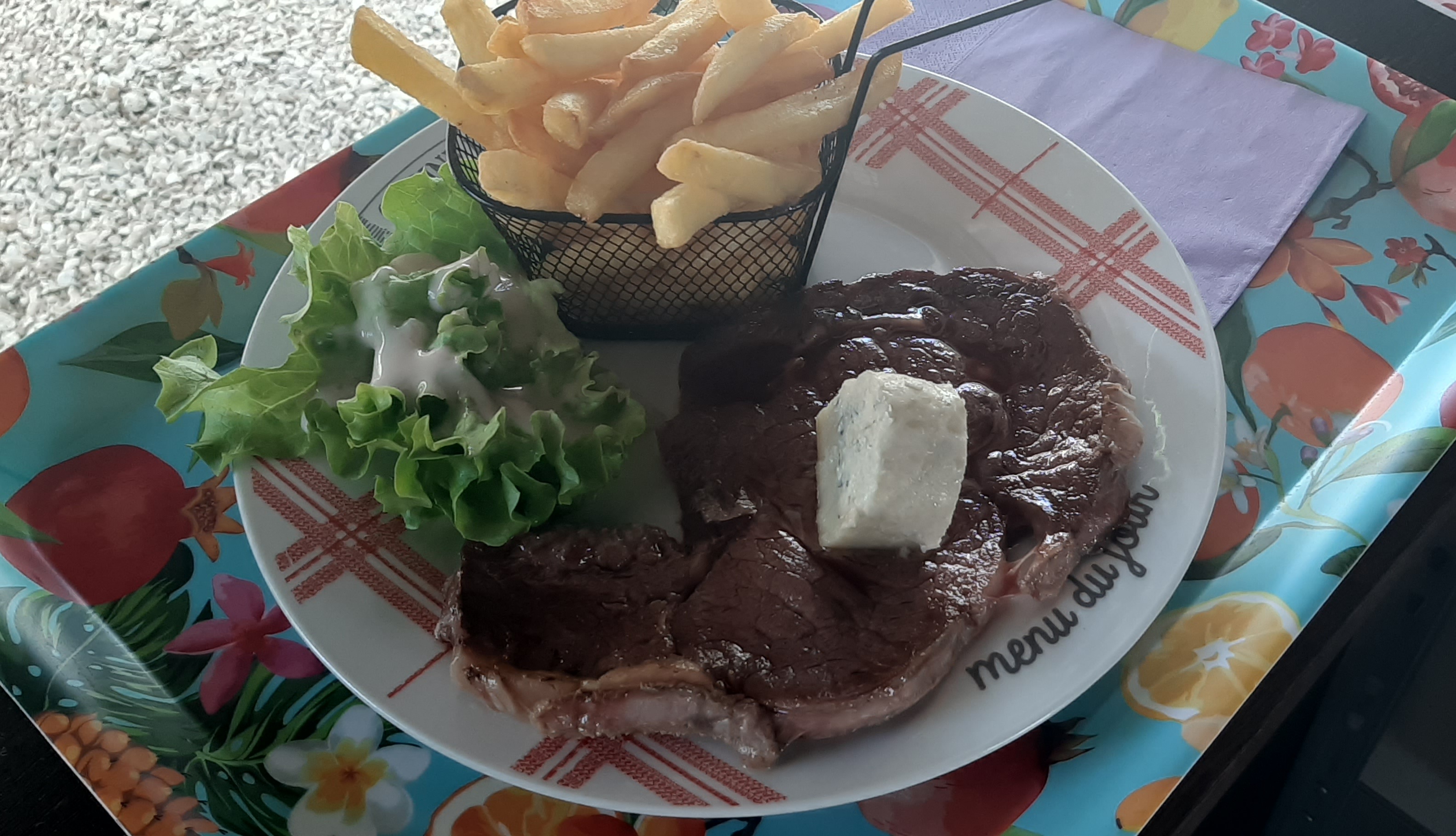 Photo de l'assiette contenant une salade une paniette de frites et une Entrecôte